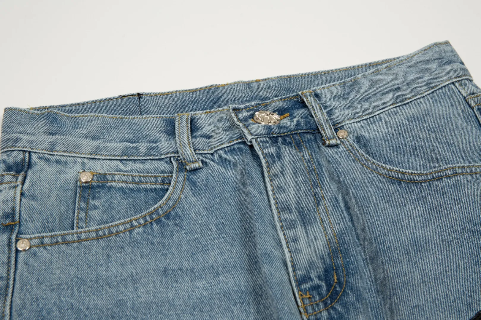 KE905#P230 The only correct leather label version on the market Chrome Hearts CH Cross embroidery distressed jeans Top ceiling quality 100% correct version The correct version is here!  Believe me this must be the best quality you will ever come across! ! Excellent value for money! !  Styles with different washes and textures are very friendly to people with thin legs and thick legs. The straight version is very flattering to the shape of the legs. The moderate length is timeless and easy to match. It is the basis of various styles and a must-have in the wardrobe! ! Add a little stacking to easily control the clean fit trend that has exploded this year. The fabric is stiff but also makes the upper body soft without losing texture. The sides and cuffs of some styles have a bone-wash effect. The vintage flavor pops up all at once. It’s really hard not to love it! ✅Correctly customize the Croxin metal leather label on the back panel. It is not sold directly with the cross on the finished jeans. 1:1 copying strives for excellence and the details are perfectly grasped. ✅The cross leather label is clear and smooth. Exquisite turning top craftsmanship. ✅Buttons, zippers and hardware are all customized versions of the Croxin LOGO. ✅High-cost washing process. Size: 28 30 32 34 36 (5 sizes)
